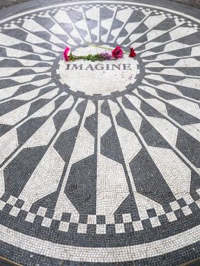 New York City - 9 Mayıs 2015: Çilek alanları Anıtı, Central Park peyzajlı bir bölümünde eski Beatle John Lennon anısına adanmış.