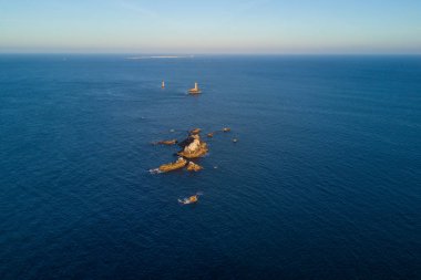 Pointe du Raz havadan görünümü. Batı Brittany, Fransa Atlantik uzanan kayalık, tehlikeli bir nokta.