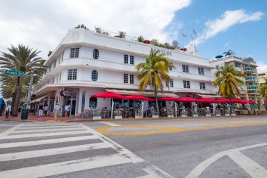 Miami, Amerika Birleşik Devletleri - 14 Mart 2016: Ünlü Art Deco Bentley Hotel Ocean Drive görünümünü. South Beach (olarak da bilinen gibi konuşabilir kurulur), Miami Beach daha popüler alanlarda biridir. 
