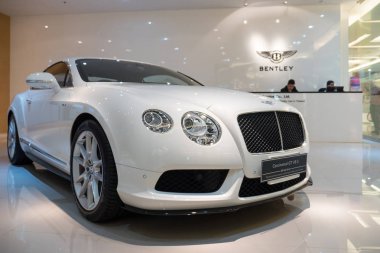 Bangkok, Tayland - 19 Kasım 2015: Continental gt Bentley Motors Limited tasarlar, geliştirir ve büyük ölçüde el yapımı olan Bentley lüks motorcars üreten bir İngiliz şirketidir.