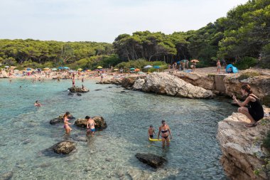 Lecce, İtalya - 15 Ağustos 2015: Porto Selvaggio plaj. Yaz aylarında bu sahil turistlerle dolu.