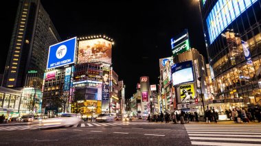 Tokyo, Japonya - Mart, 2017 yaklaşık: Shibuya geçerken geceleri. Shibuya özellikle genç insanlar için Japonya, moda merkezlerinden biri olarak ve büyük gece hayatı bölgesi olarak bilinen. 