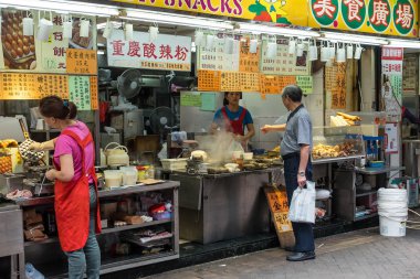 Hong Kong, Çin - 21 Kasım 2015: geleneksel açık hava sokak dükkanında taze gıda satış kimliği belirsiz kadın. Hong Kong şehir sokak hayatı.