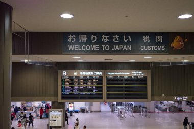 Tokyo, Japonya - Mart, 2017 yaklaşık: Japonya işareti Narita Havaalanı içinde hoş geldiniz. Narita Uluslararası Havaalanı uluslararası bir Havaalanı 60 kilometre doğusunda Tokyo'nun Chiba İli yer almaktadır.
