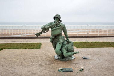 Vierville Sur Mer, Fransa - 8 Ağustos 2014: Asker heykeli memorial Omaha Beach. Omaha beach sahil, Manş Denizi'ni karşı karşıya Normandiya Çıkarması, Fransa, bulunur ve 5 mil (8 km) uzunluğunda.