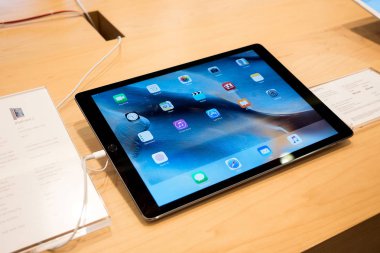 Bangkok, Tayland - 19 Kasım 2015: Yeni ipad pro. Apple Inc Cupertino, California'da merkezi bulunan bir Amerikan çokuluslu teknoloji firmasıdır. 