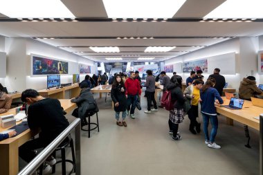 Tokyo, Japonya - Mart, 2017 yaklaşık: Müşteriler elma stok içinde. Apple Inc Cupertino, California'da merkezi bulunan bir Amerikan çokuluslu teknoloji firmasıdır. 