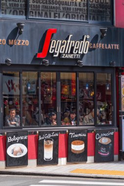 Tokyo, Japonya - Mart, 2017 yaklaşık: Segafredo Shibuya bölgesi deposunda. Shibuya özellikle genç insanlar için Japonya, moda merkezlerinden biri olarak ve büyük gece hayatı bölgesi olarak bilinen.