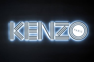 Tokyo, Japonya - Mart, 2017 yaklaşık: Kenzo neon tabela alışveriş merkezi içinde. Kenzo Japon tasarımcı Kenzo Takada tarafından 1970 yılında kurulan bir Fransız lüks evim