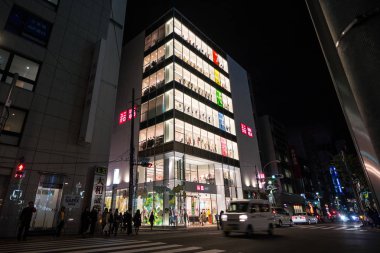 Tokyo, Japonya - Mart, 2017 yaklaşık: Uniqlo gece saat binasında. Bir Japon giyim Tasarımcısı, üretici ve perakendeci Uniqlo Co Ltd.. 