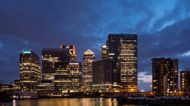 Londra - 19 Haziran 2015: Canary Wharf binalar gece. Canary Wharf en yüksek binalar ve büyük bir finans merkezi Londra'da sitedir.