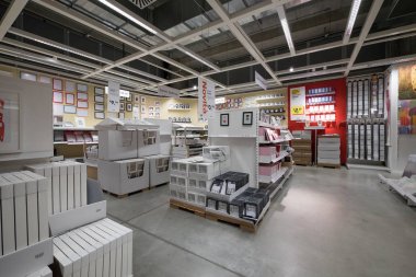Bologna, İtalya - 23 Nisan 2016: İç IKEA mağazası içinde görüntüleyin. IKEA dünyanın en büyük mobilya perakendeci olduğunu. Video d'archivio 