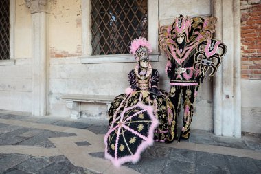 Venice, İtalya - 5 Şubat 2016: Venedik Karnavalı, Meydanı na güzel maskeli.
