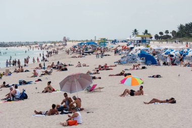 Miami Beach, Amerika Birleşik Devletleri - 14 Mart 2016: South Beach güneşli bir günde insanlarla dolu. South Beach (olarak da bilinen gibi konuşabilir kurulur), Miami Beach daha popüler alanlarda biridir. 