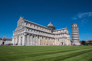 İtalya 'nın mavi gökyüzüne karşı Pisa ve Duomo' nun eğik kulesi.