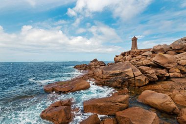 Ploumanac'h deniz feneri mavi bulutlu gökyüzü karşı. Bu Rehberi-d'Armor, Perros-Guirec içinde yer alan Fransa, etkin bir deniz feneri var. Yapısı pembe granit oluşmaktadır.