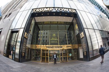New York - 13 Mayıs 2015: Giriş, Trump Tower Manhattan şehir merkezinin Fifth Avenue'de. Donald Trump Bu kule 1983 yılında açıldı tarafından geliştirilen.