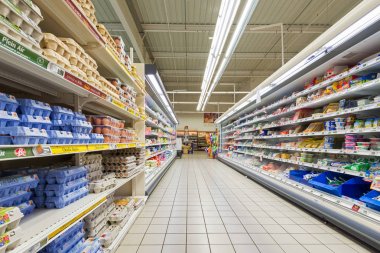 Quimper, Fransa - 6 Ağustos 2014: Super U Pazar. Yaklaşık sekiz yüz bağımsız süpermarketler oluşan bir Fransız perakendeciler kooperatif, Systeme U değil, Fransa 6 en büyük perakende grubu.