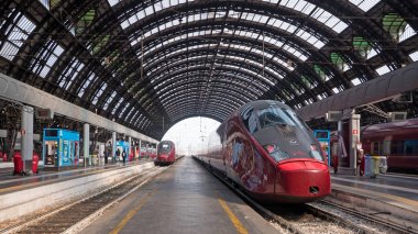 Milan, İtalya - 27 Eylül 2016: Italo yüksek hızlı tren (Frecciarossa) merkez demiryolu İstasyonu.
