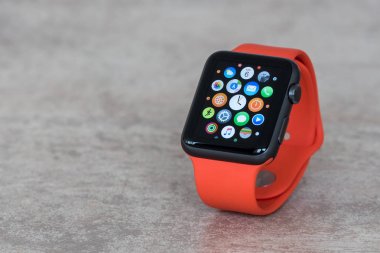 Venice, İtalya - 6 Şubat 2016: Apple Watch spor bir tablo. Apple Inc, IOS ve diğer Apple ürünleri ve Hizmetleri ile entegre tarafından geliştirilen bir smartwatch Apple Watch olduğunu.