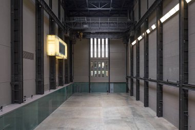 Londra, İngiltere - 16 Haziran 2015: Tate Modern Sanat Galerisi Türbin salonunda insanlar. Londra'nın eski Bankside güç istasyonu içinde yer alan Güney Thames setin. Stok video 