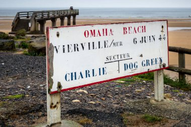 Omaha Beach D gün İkinci Dünya Savaşı konum sektör tabela Vierville sur Mer, Colleville ve arka planda pier yakınındaki. Normandy, Fransa. 