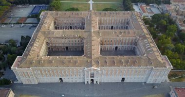 Reggia di Caserta Kraliyet Sarayı ve bahçeleri, havadan görünümü. Caserta, İtalya.