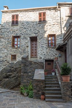 Penta eski köyde taşlarla yapılmış tipik ev. Corsica, Fransa.