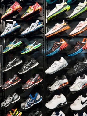 New York City - Mayıs 2015 yaklaşık: Fuar nike spor ayakkabı. Nike spor ayakkabı ve giyim dünyanın en büyük tedarikçilerinden biri olduğunu. 