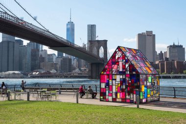 New York City - 13 Mayıs 2015: vitray heykel Brooklyn Köprüsü'nün altında Tom Fruin tarafından. Heykeltraş Tom Fruin ünlü pleksiglas evini, Kolonihavehus, Brooklyn Dumbo parkta yüklü..