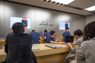 Tokyo, Japonya - Mart, 2017 yaklaşık: Müşteriler elma stok içinde dahi barında. Apple Inc Cupertino, California'da merkezi bulunan bir Amerikan çokuluslu teknoloji firmasıdır. 