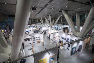 Tokyo, Japonya - Mart, 2017 yaklaşık: Sanat Buluşması koğuşta Chiyoda, Tokyo Tokyo Uluslararası Forum içinde. 1996 yılında tamamlanan, bu bina bir Kongre Merkezi olduğunu. 