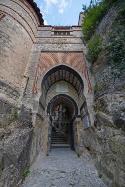 Riola, İtalya - 1 Ekim 2016: Rocchetta Mattei giriş kale. Bu Conte Cesare Mattei hanesi ve XIX yüzyılda inşa edildi.