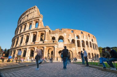 Rome, İtalya - Ekim, 2016 yaklaşık: Turistler önünde Colosseum, İmparatorluk Roma ikonik bir sembolü. 2007 yılında dünyanın yeni 7 Harikası arasında dahil oldu. 