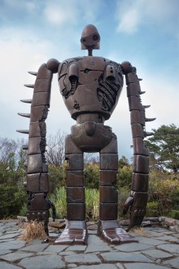 Tokyo, Japonya - Mart, 2017 yaklaşık: Heykel robot stüdyo Ghibli filmin ' Laputa: Castle gökyüzünde ' Ghibli Müzesi çatı üzerinde. 