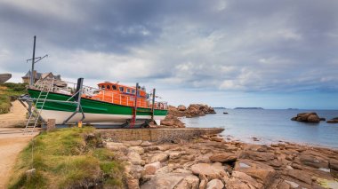 Ploumanac'h sahil tekne mavi bulutlu gökyüzü karşı ile. Brittany, Fransa.