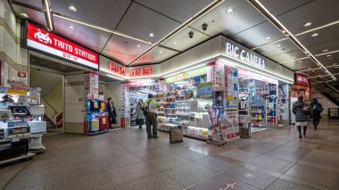 Tokyo, Japonya - Mart, 2017 yaklaşık: BIC kamera mağaza. BIC kamera Inc Japonya'da tüketici elektronik mağazalar zinciri biridir. Şu anda, Japonya'da 41 mağazaları bulunuyor. 