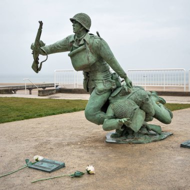 Vierville Sur Mer, Fransa - 8 Ağustos 2014: Asker heykeli memorial Omaha Beach. Omaha beach sahil, Manş Denizi'ni karşı karşıya Normandiya Çıkarması, Fransa, bulunur ve 5 mil (8 km) uzunluğunda.