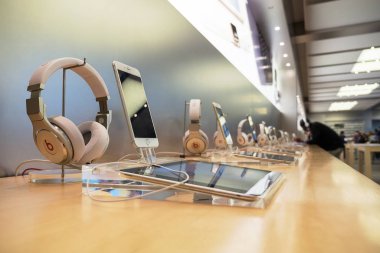 New York City - 13 Mayıs 2015: Dispayed elma stok içinde Ipad, Iphone ve kulaklık. 2014 yılı itibariyle on beş ülke 437 perakende mağazalarda tutar Apple 72,800 kalıcı tam zamanlı çalışanı, istihdam. 