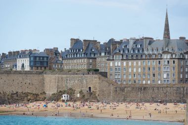 İnsanlar plaj rahatlatıcı. Saint-Malo Brittany Manş üzerinde kuzeybatı Fransa'da bir duvarlı liman kentidir. 
