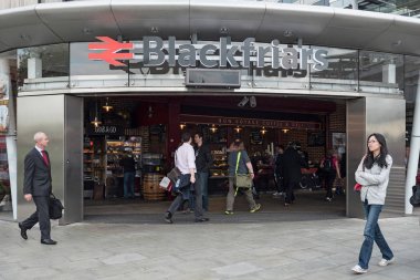 London, Büyük Britanya - Haziran 2015: Blackfriars demiryolu İstasyonu. Metro sistemi 270 istasyonları hizmet vermektedir ve 402 km (250 mil) parça, hangi yüzde 45 yeraltı vardır.