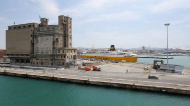 Livorno, İtalya - Temmuz, 2017 yaklaşık: Livorno liman. Cruise güverte gün görüntülemek. 