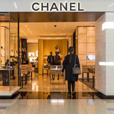 Dubai, Birleşik Arap Emirlikleri - 11 Kasım 2015: Chanel mağaza havaalanında Duty free alanı içinde. Dubai Uluslararası Havaalanı, Dubai hizmet veren uluslararası bir havaalanıdır. Orta Doğu'daki bir büyük havayolu merkezidir.