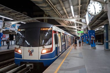Bangkok, Tayland - 19 Kasım 2015: Gezginler içinde Bts Skytrain istasyonu yeraltı. Bts veya Skytrain olarak bilinen Bangkok kitle toplu taşıma sistemi 34 istasyonları oluşur.
