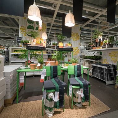 Bologna, İtalya - 23 Nisan 2016: İç IKEA mağazası içinde görüntüleyin. IKEA dünyanın en büyük mobilya perakendeci olduğunu. Video d'archivio 