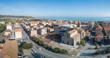 Panoramik hava Pedaso, küçük bir köy Adriyatik kıyısında, İtalya.