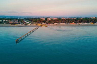 Güneş ışığı ile iskele Adriyatik Denizi üzerinde hava panoramik görüntüsü. Bir Cesenatico, İtalya.
