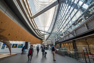 Tokyo, Japonya - Mart, 2017 yaklaşık: Chiyoda koğuşta Tokyo Uluslararası Forum Galeri lobi. 1996 yılında tamamlanan, bu bina bir Kongre Merkezi olduğunu. 