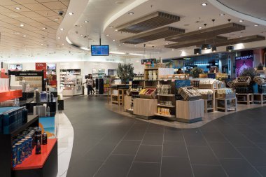 Madrid, İspanya - 5 Mayıs 2015: Duty free shop Barajas Havaalanı, Madrid, her yıl yaklaşık 39 milyon yolcu ile hizmet veren Uluslararası Havaalanı'nda.