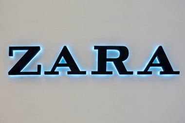 Bangkok, Tayland - 19 Kasım 2015: Zara logosunu görmeniz gerekir. Zara Arteixo, Galiçya dayalı bir İspanyol hazır giyim ve aksesuarları perakendeci olduğunu